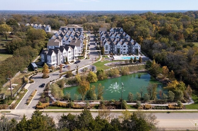 Foto del edificio - Gorgeous 3 bedroom end unit townhome with garage