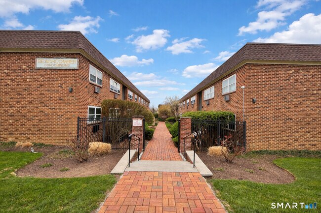 Foto del edificio - 637 Cove Rd