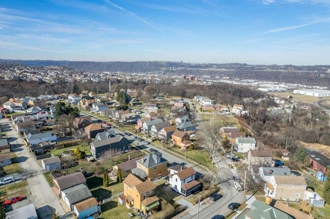 Building Photo - 3 Bedroom House in Munhall Available on 06...