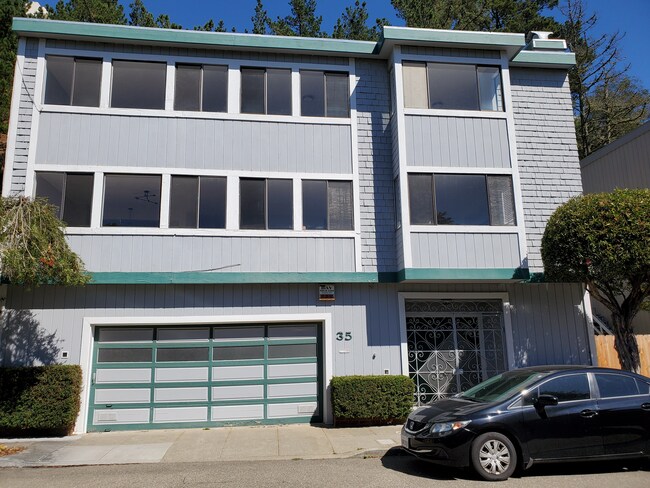 Building Photo - 35 Crags Ct