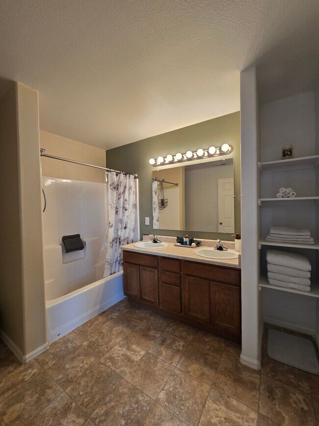 Foto del edificio - 2465 Theresea Ln