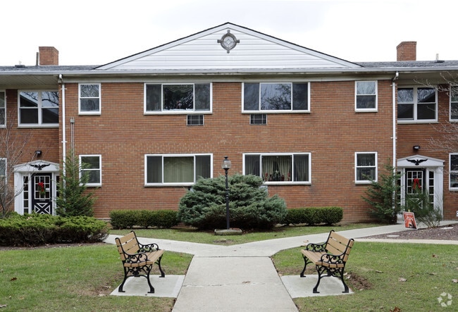 Building Photo - 565 Jewett Ave