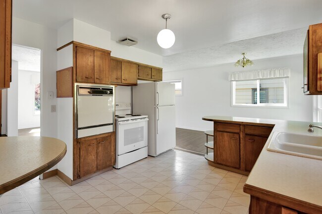 Kitchen - 2405 Duncan Dr