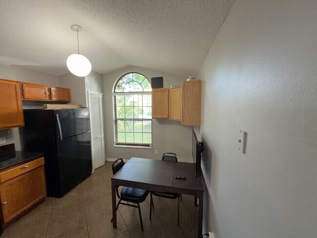 Building Photo - 2201 Grasmere Dr