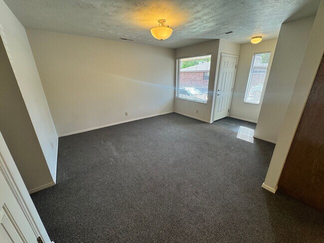 Building Photo - Cute, Cozy, Downtown Beauty.