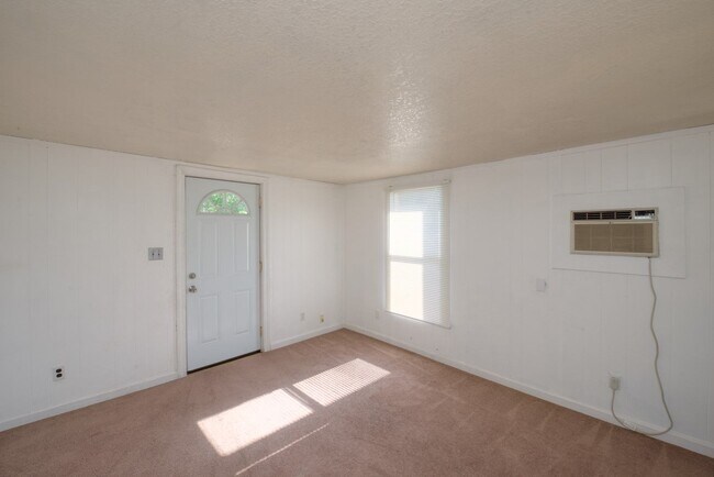 Building Photo - quaint 2 bedroom home close to school
