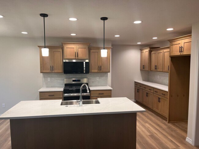 Foto del edificio - Beautiful, brand-new, 3-bedroom, 2-bath home in Nixa with a 3-car garage.