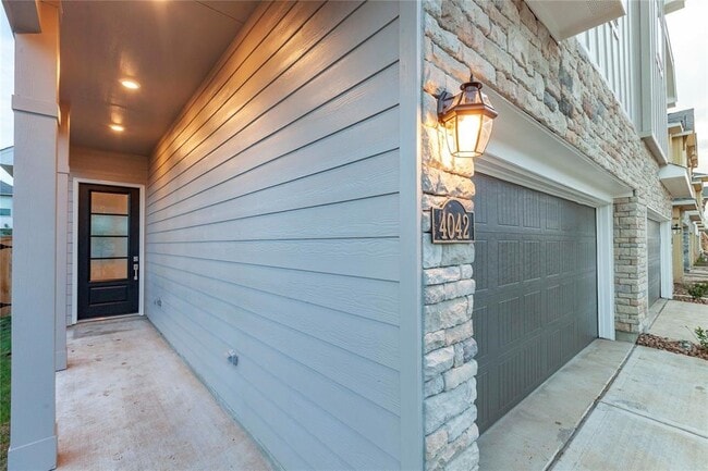 Building Photo - 4042 Champlain Wy