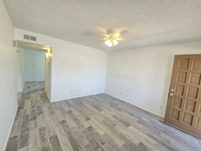 Foto del edificio - Beautifully Remodeled 2-Bedroom Home in Dreamland Villa (55+ Community