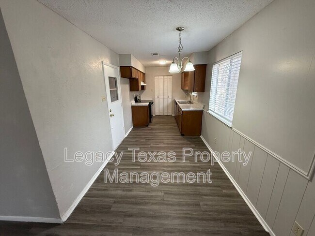 Foto del edificio - 110 Glen Rose Ave