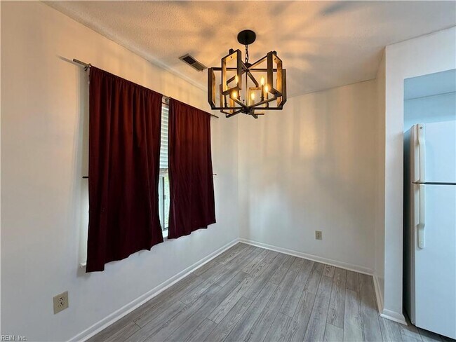 Building Photo - 4396 Silverleaf Dr