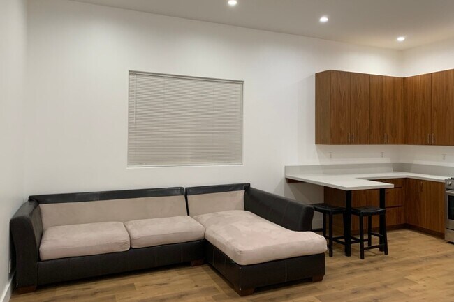 Foto del edificio - 18261 Rayen St