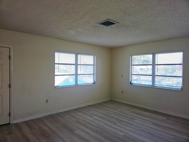 Foto del edificio - 360 137th Ave Cir