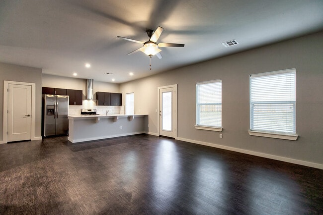 Kitchen/Dining - 200 W McArthur Dr