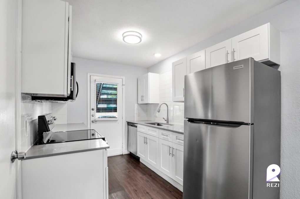 Primary Photo - 6812 S Congress Ave