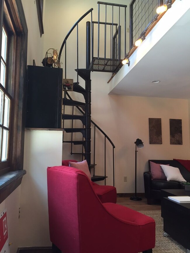 Foto del edificio - BEAUTIFUL, BRIGHT AND OPEN 1 BED, 1BATH  HOUSE IN HEART OF NOIRTHSIDE- AVAIL NOW!