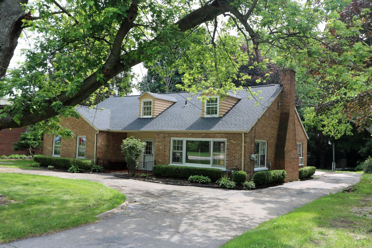 Foto principal - 3323 Lakeshore Dr