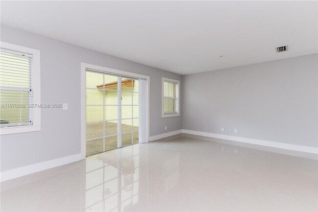 Building Photo - 623 NE 8th Ave