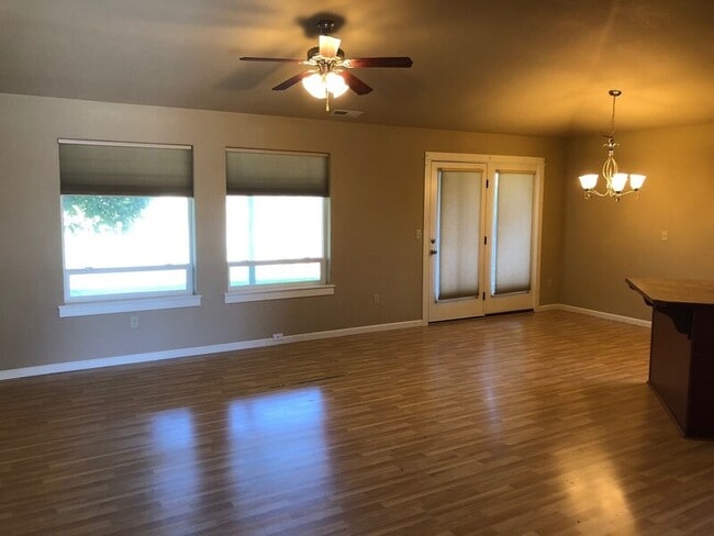 Building Photo - 506 Manzanita Ln