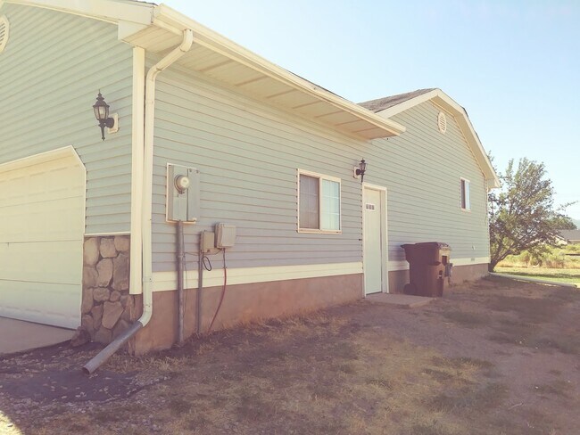 Lado frontal/noroeste de la casa - 4117 W 475 N