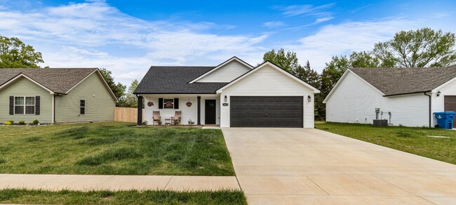 Building Photo - Beautiful Home in Clarksville!