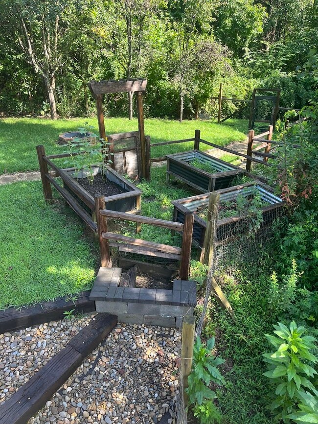 Building Photo - 12 Hidden Knoll Dr
