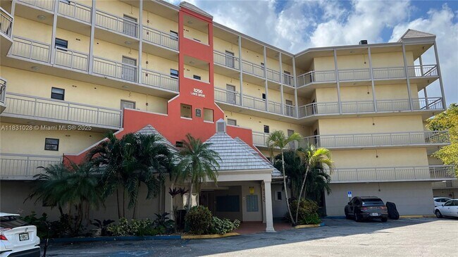 Foto del edificio - 8290 Lake Dr