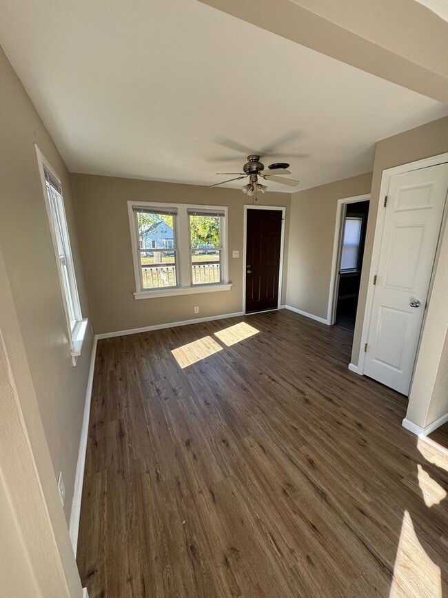 Building Photo - Two Bedroom One Bathroom Home in Machesney...
