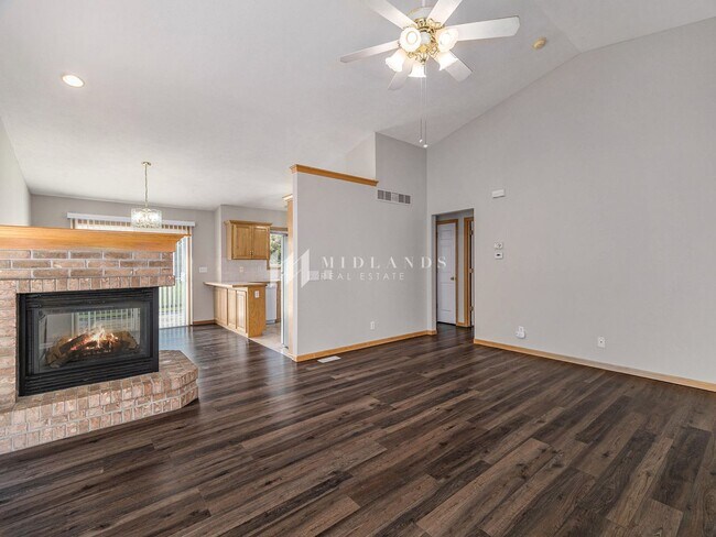 Foto del edificio - Beautiful Millard Townhome