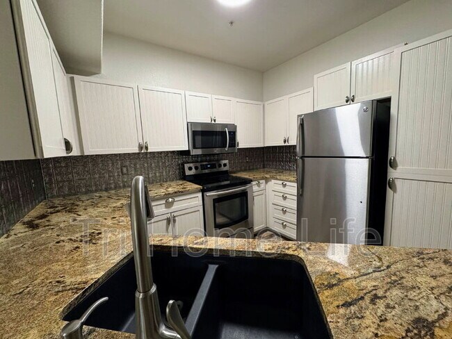 Building Photo - 1631 W Canal Cir