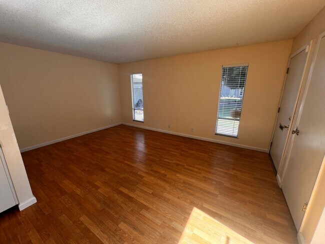 Building Photo - Great condo in a well managed complex with...