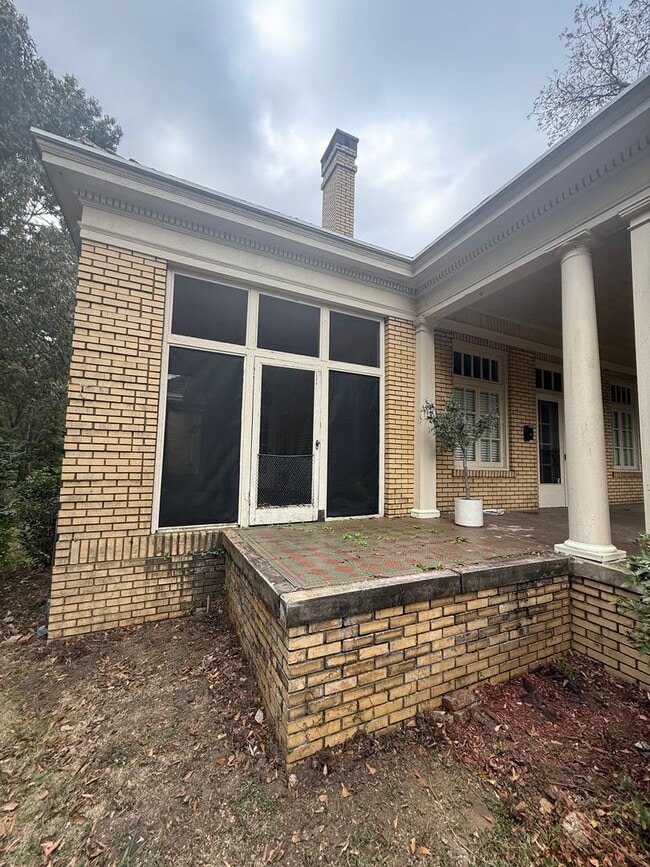 Building Photo - ** 4 bed 3 bath located in the Garden District ** Call 334-366-9198 to schedule a self showing