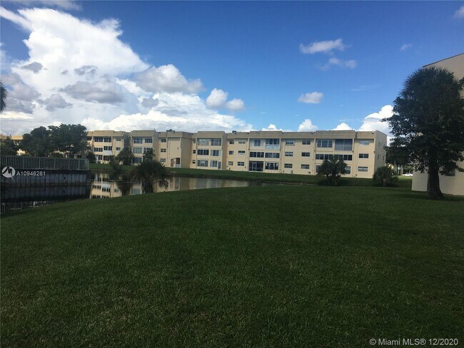 Building Photo - 8100 Sunrise Lakes Blvd