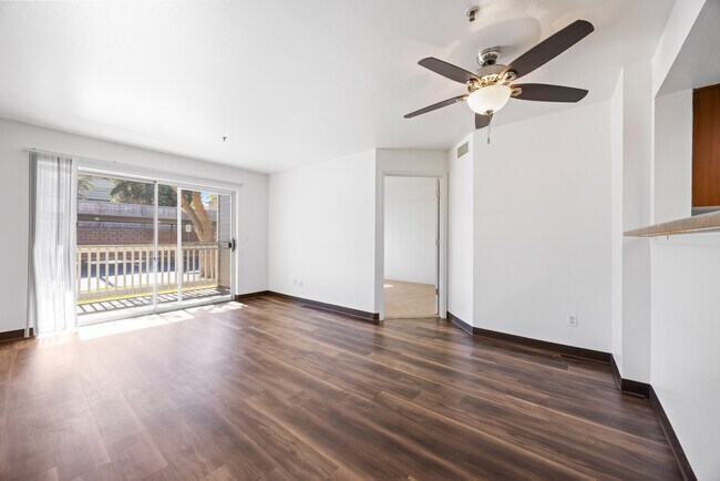 Interiores luminosos con ventiladores de techo. - Jefferson Square