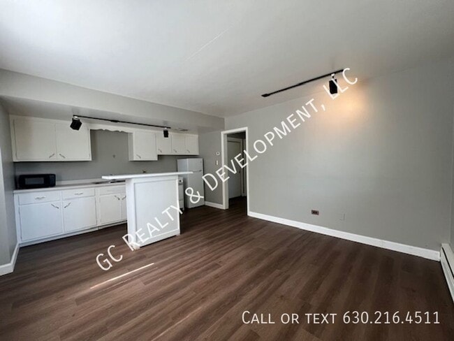 Building Photo - ***DOWNERS GROVE / HEAT INCL / WALK TO TRA...