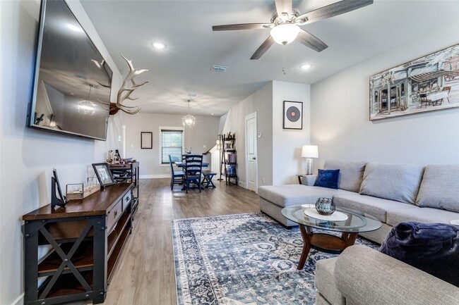 Foto del edificio - Beautifully Updated 3 Bed, 2.5 Bath in Pea...