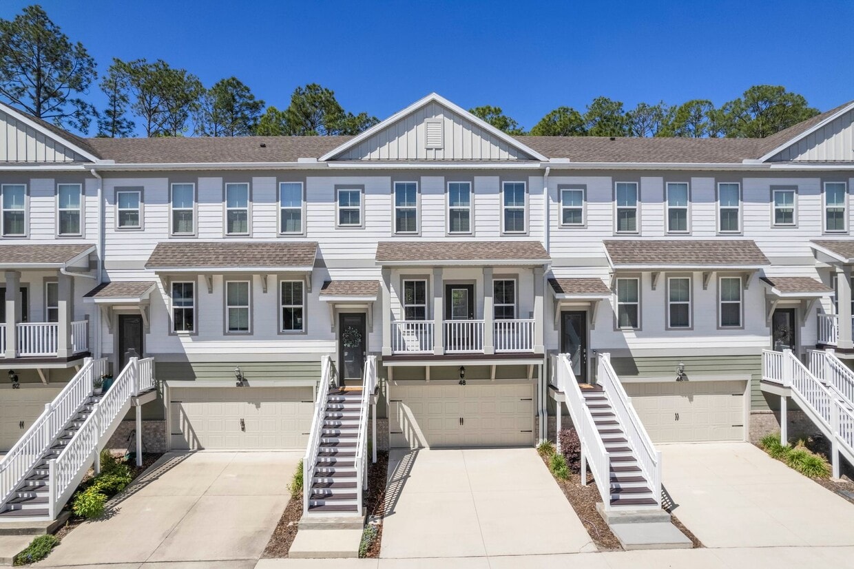 Foto principal - 4 bedroom/ 3.5 bathroom condo in the heart...