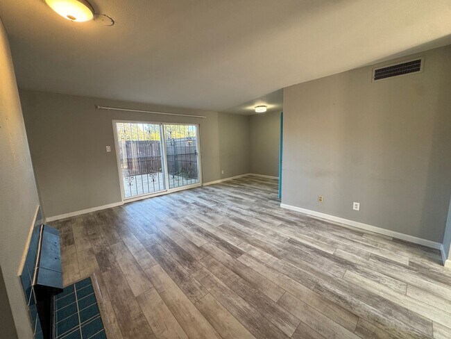 Building Photo - All Utilities Included! Move in Special! Condo in Winrock Villas