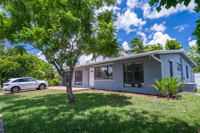 Foto del edificio - 6113 Royal Palm Blvd