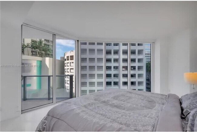 Building Photo - 1300 Brickell Bay Dr