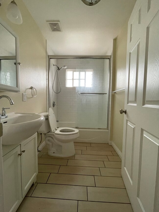 Building Photo - 3856 S Normandie Ave