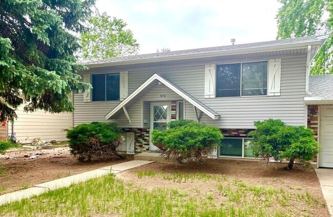 Building Photo - Upper Level 2 Bedroom 1 Bath Duplex Unit in Central Loveland, CO
