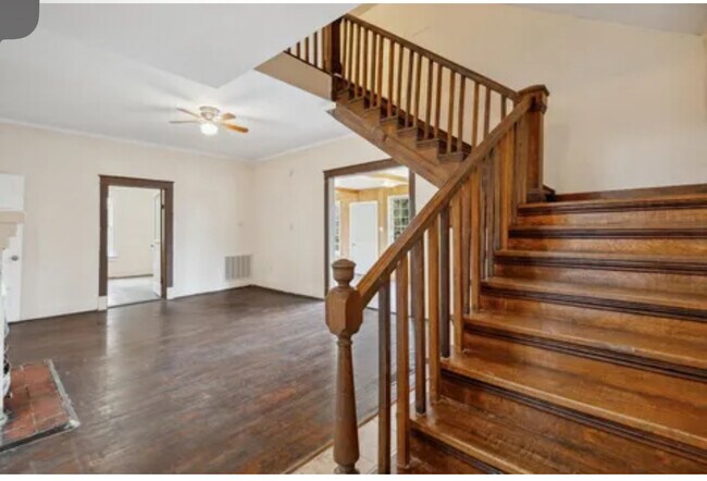 Escalera - 8457 E Kerrville Rosemark Rd