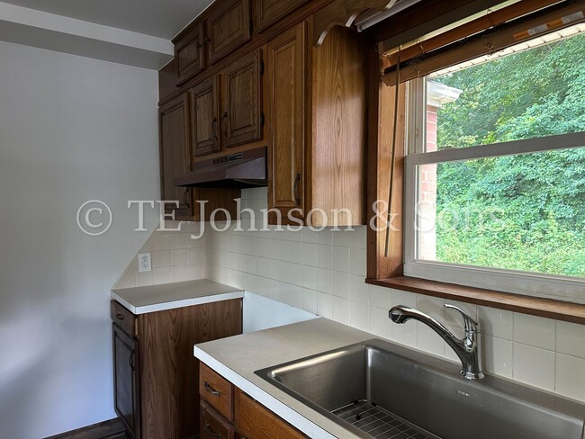 Building Photo - Charming 2-Bedroom Corner Lot Home with Ne...