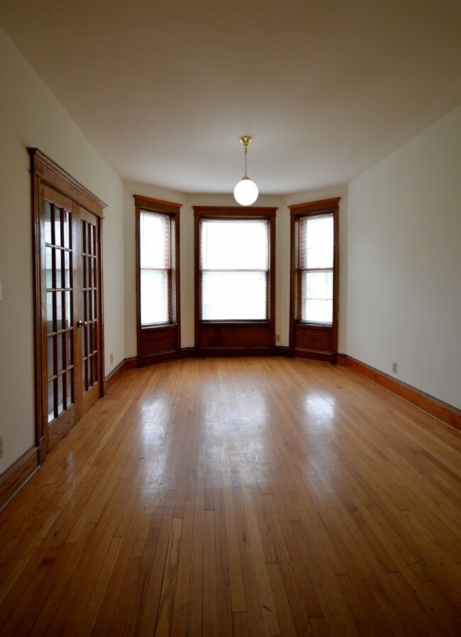Building Photo - 848 W Waveland Ave