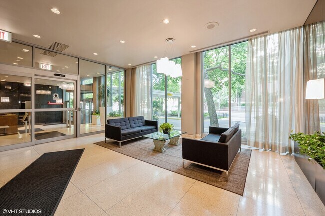 Foto del edificio - 1255 N Sandburg Terrace