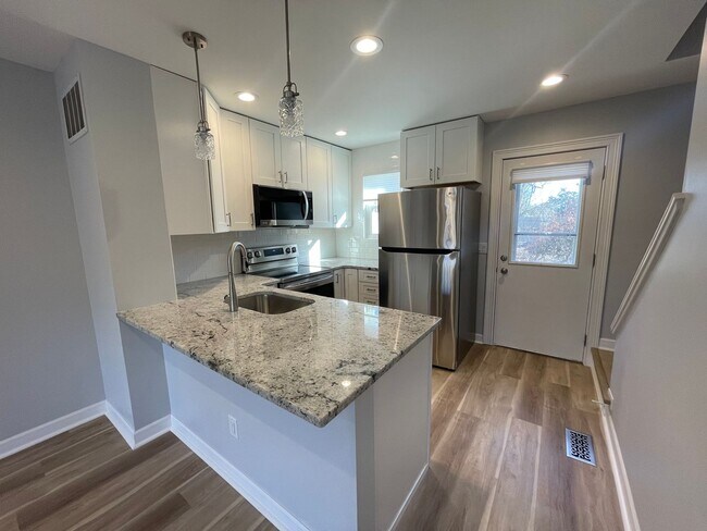 Building Photo - Two Bedroom Condo in Woodbridge