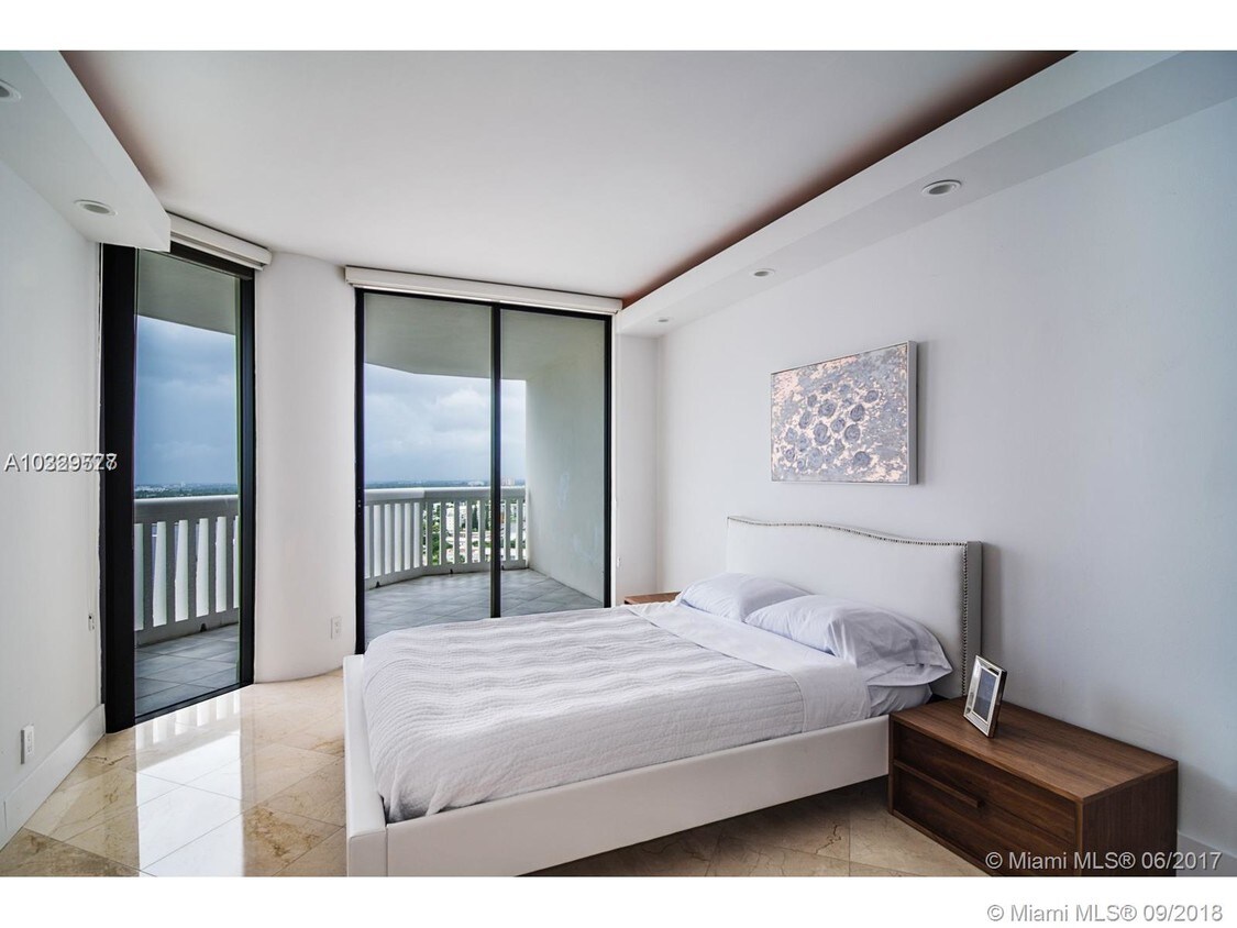Foto principal - 1000 W Island Blvd