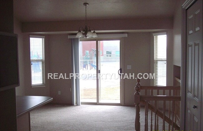 Building Photo - 4 Bedroom 3 Bath Home Available in Hooper