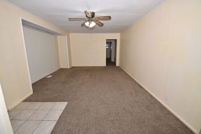 Building Photo - South Side 3 bedroom Ranch near shopping a...